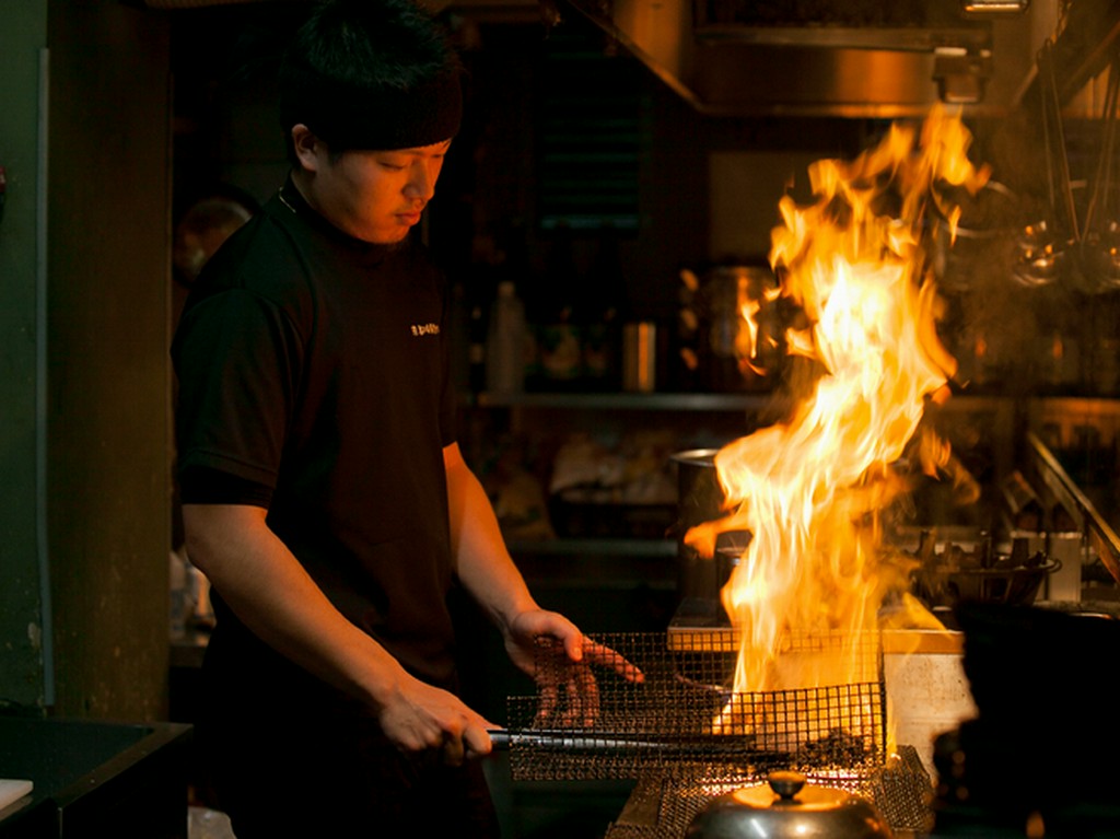 国産備長炭で豪快に焼きあげる、絶品の地鶏料理