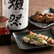 本当に美味しい焼鳥を、リーズナブルに提供したいと、店主がこだわる「京赤地鶏」。鮮度が命なので、朝引きの厳選された物を使用しています。他にも「蘭王卵」「塩」など、美味しさにこだわった物ばかり。