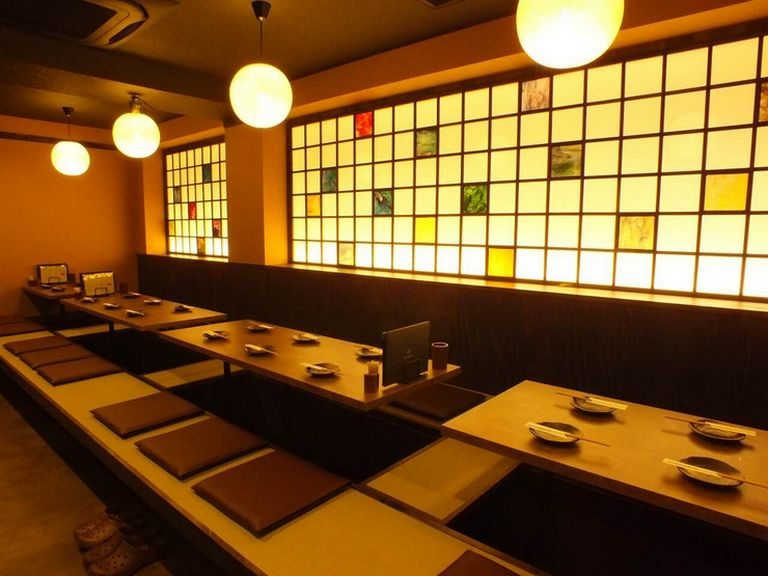 暖色の照明で落ち着いた雰囲気です