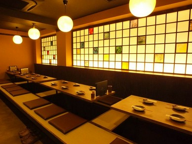 暖色の照明で落ち着いた雰囲気です