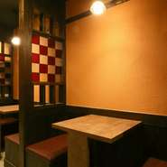 おしゃれなレトロモダンの雰囲気がある店内は、デートにもピッタリです。こだわりの京赤地鶏の料理や、デザートも豊富にあるので、女性に喜ばれること間違いなしです。