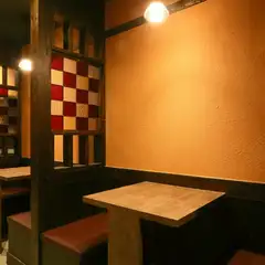 デートにもピッタリなレトロモダンな雰囲気の店内