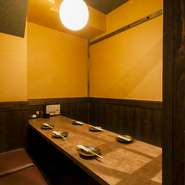 【京都焼鳥製作所】のご飯がおいしい理由。それは出汁と仕入れ方法が違うからだそう。鶏の旨みたっぷりな『鶏飯』や、濃厚な美味しさがたまらない「蘭王卵」を使った『TKG（卵かけごはん）』をご賞味あれ。