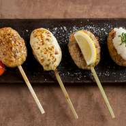 大きくてやわらかく、ジューシーな肉汁があふれ出る絶品『つくね』。4種の味からお好みで選べます。