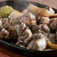 生で食べられる鶏肉を国産備長炭で一気に焼きあげます。こだわりの塩が肉の旨みを更に引き出した逸品。