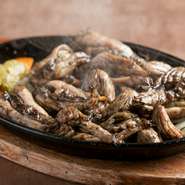 安くて、旨くて、ボリュームある人気メニュー。ふんわりジューシーな食感と溢れる肉汁が最高。