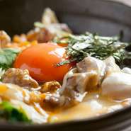 鶏肉を先に焼いてからつくる、ひと手間かけた最高の美味しさ。こだわりの蘭王卵が鶏肉と抜群の相性です。