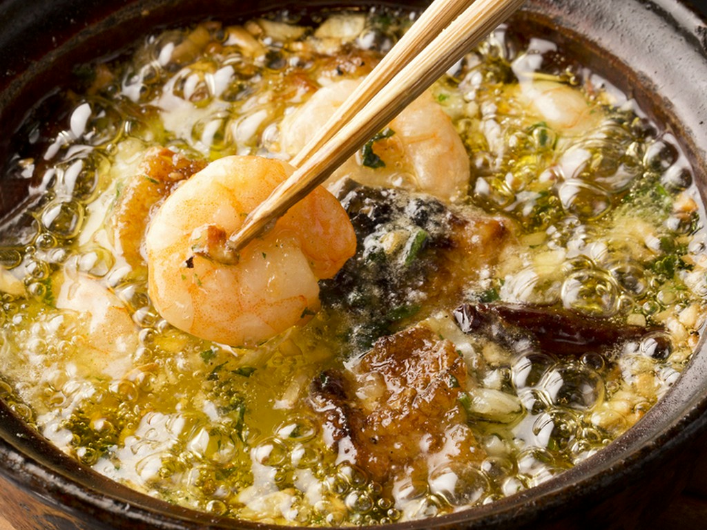 鰻とエビのアヒージョ