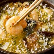 スペインでは良く食べられているアヒージョ。鰻とエビ、国産のにんにくを使った香り高いアヒージョです。
