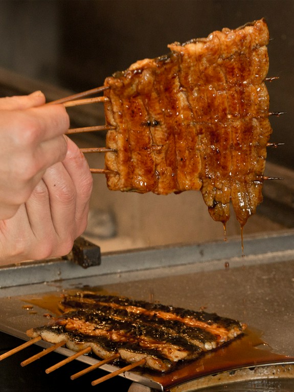 鰻を焼き上げる手さばきを是非カウンター席で。