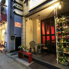 元町中華街駅より徒歩3分。運河沿いのローマの風を感じる店