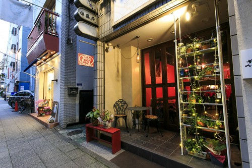 元町中華街駅より徒歩3分。運河沿いのローマの風を感じる店