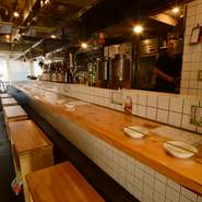 カウンター席もあるので、お仕事帰りのちょっと一杯にも気軽に利用できるお店です。美味しいホルモンを七輪で味わえます。旨みたっぷりのホルモンで仕事の疲れを癒してみては。