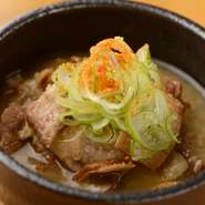 いろいろな部位の内臓を使って煮込んでいます。食感も楽しみのひとつの人気メニューです。