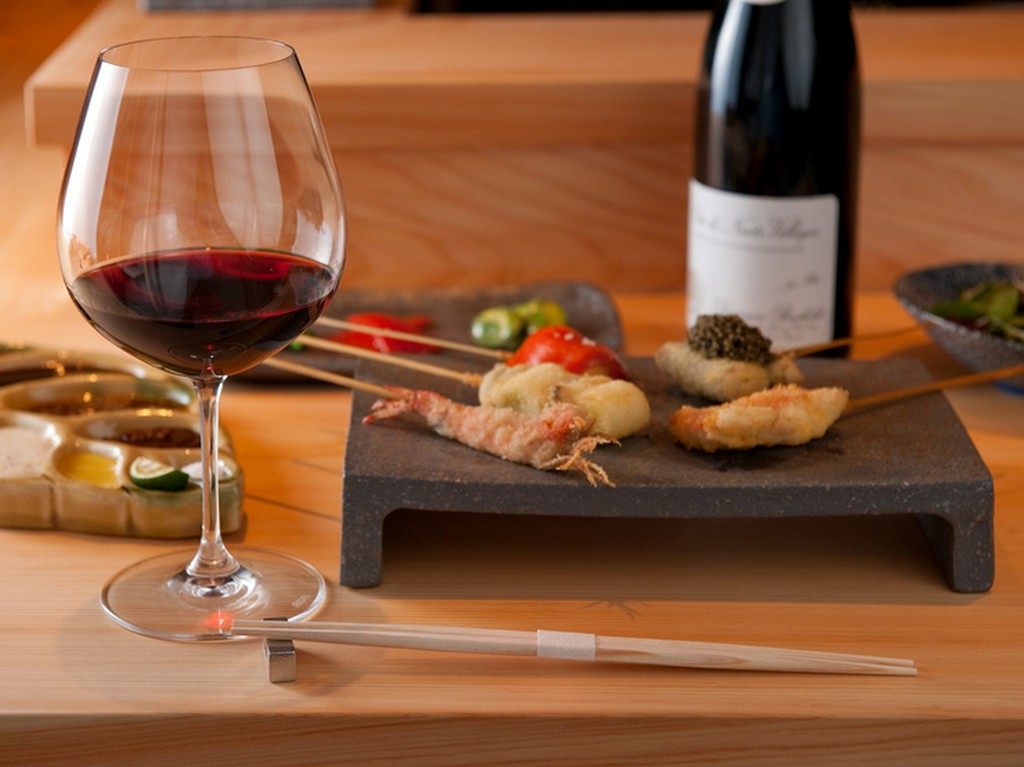 口にすると思わず笑みがこぼれる季節の食材を用いた繊細な串揚げ