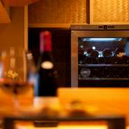 店内のインテリアのひとつにもなっている160本ストックできるワインセラー。オーナー自らが厳選した選りすぐりの『ワイン』が種類豊富に取り揃えてあります。