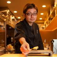 オープンキッチンの当店は店内の隅々まで見渡せ、お客さまの様子がわかるつくり。ベストな状態で『串揚げ』を堪能していただくため、常にお客さまの様子には気を配っています。