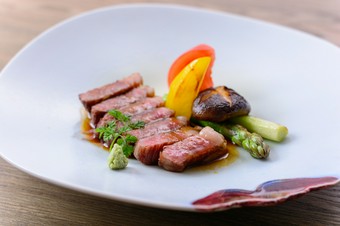 柔らかなお肉の旨みを堪能できる『平取牛のステーキ』