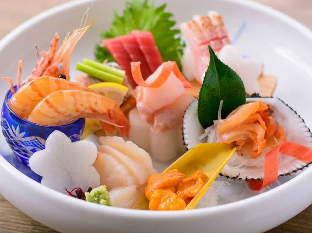 目で見ても楽しめる彩美しい盛り付け『刺盛（二人前）』