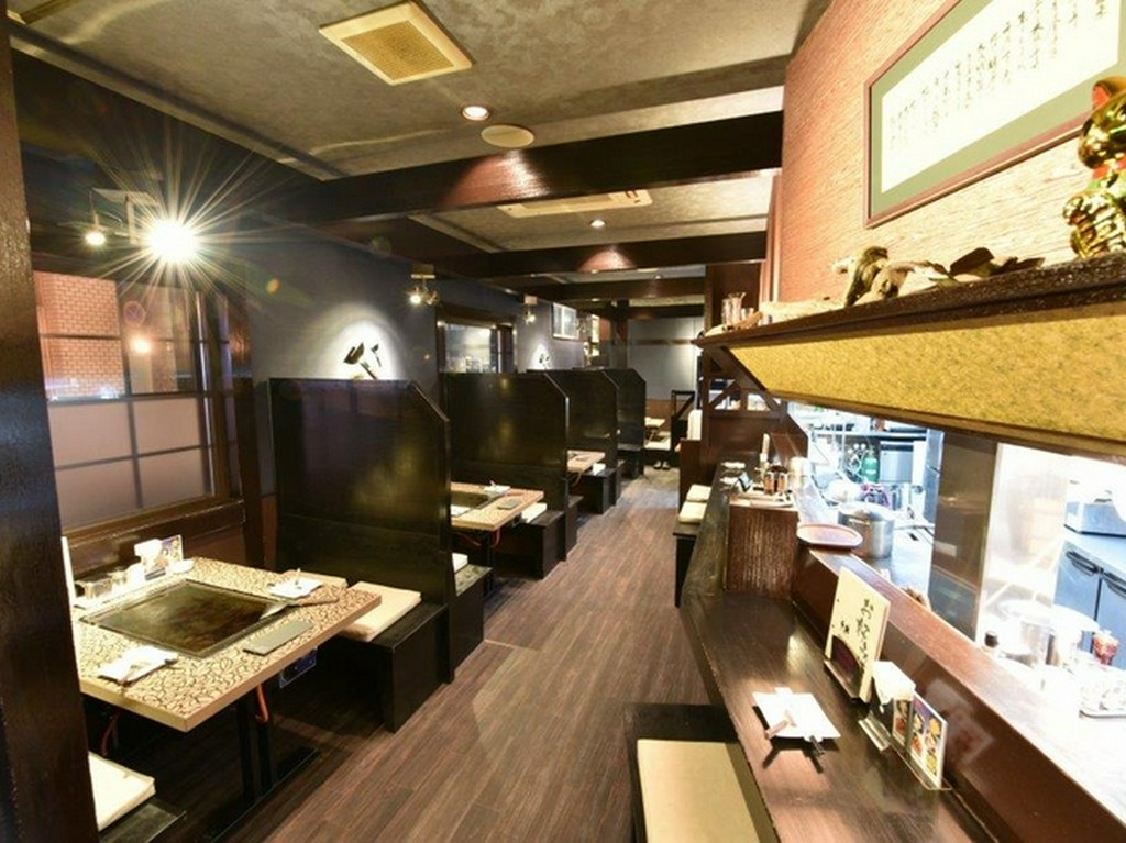 ラグジュアリー漂う内装と間接照明は落ち着く空間です