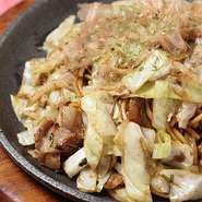 【千房】オリジナルの太麺と千房ＰＢ特製焼きそばブレンドソースがよく絡んだ人気の品。