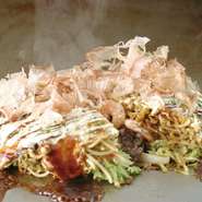 クレープ状に薄く伸ばした生地に千切りキャベツと太麺で焼き上げた千房オリジナルの広島焼。