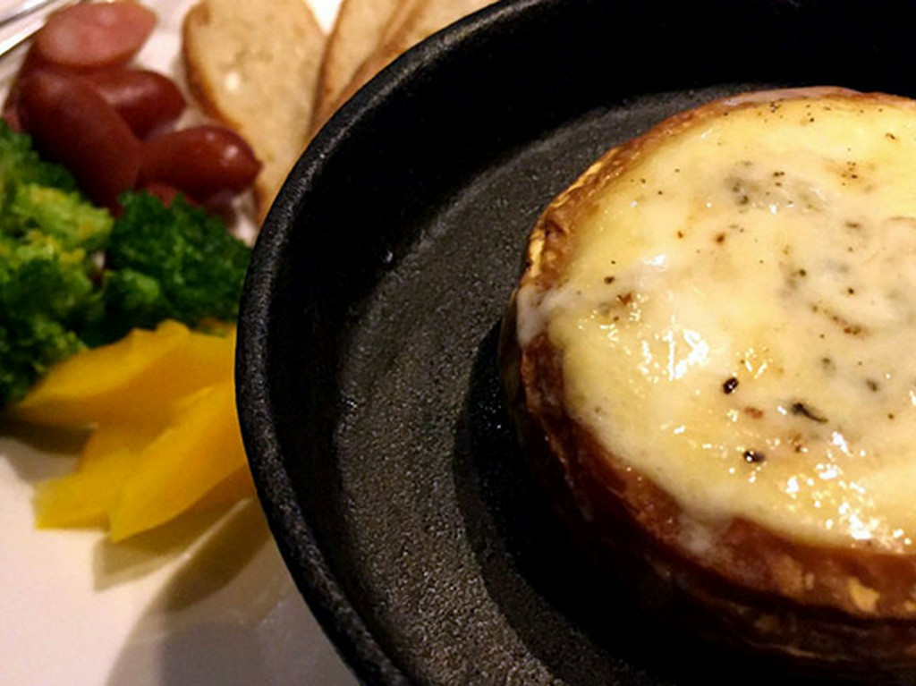 燻製カマンベールのチーズフォンデュ　トリュフ風味