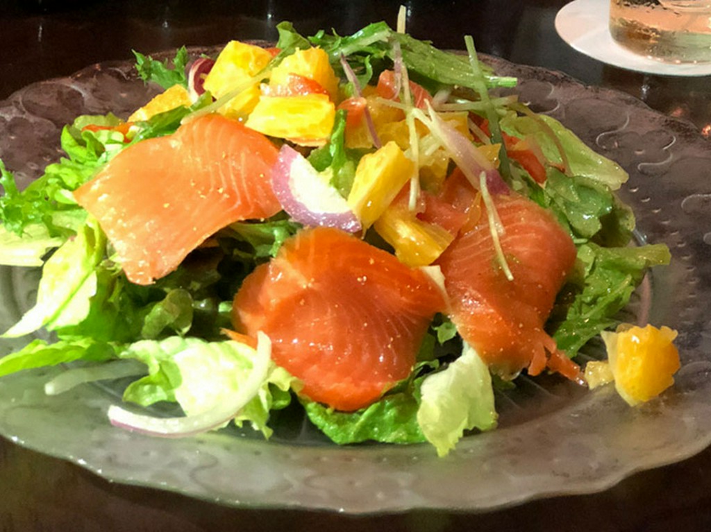 季節の柑橘とスモークサーモンのサラダ