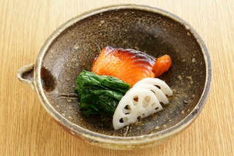 『サーモンの西京焼き ちぢみほうれん草ソテー 酢ばす』