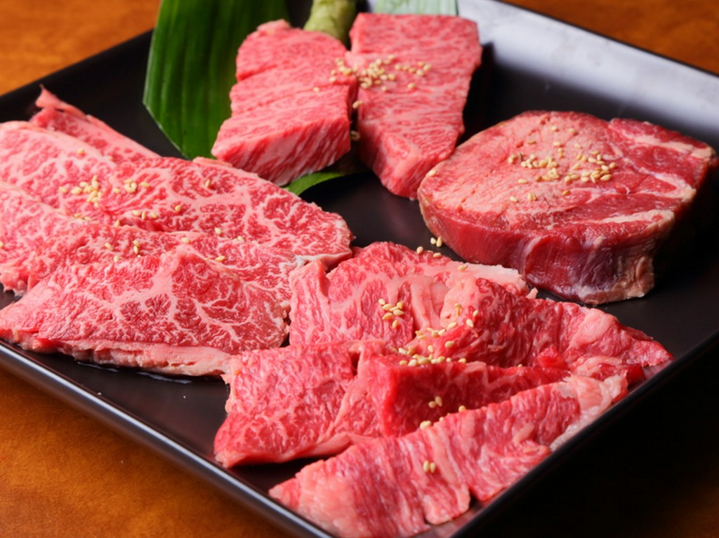 まずはコレ！　上質なお肉の様々な部位を食べ比べ『盛合せ』
