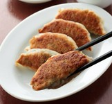 パリッとした皮に旨味の効いた滑らかな餡。粗みじんに刻まれた野菜が食感に絶妙のアクセントを加えます。