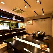 店内は黒塗りのテーブルや座敷など、シックで落ち着いた雰囲気の空間が広がっています。また、料理に使用する器は、有田焼や唐津焼などの味わいある器を使用しており、食器からも地元佐賀への思いが伝わります。