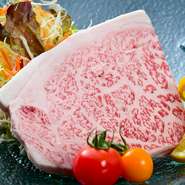 味付けは地産玉ねぎの旨味が効いた自家製ソースと岩塩で。A5ランクの高級肉をサービス価格で味わえます。