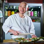 出所のしっかりしたものを、化学調味料を使わずに安心して召し上がっていただけるように気を配っています。寛いだ雰囲気で楽しんでもらえるよう、カウンターでのちょっとした会話も意識するようにしています。
