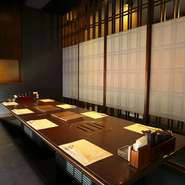 【馬桜 下通り店】では、店内の雰囲気にも十分こだわらせて頂いております。落ち着きを感じられつつも、高級感のある掘りごたつ席は接待や会食シーンに最適です。