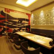 内装・照明を大胆にこだわったお席もご用意。壁に大きく描かれたデザインはまさに圧巻です。食事のみならず、雰囲気もお楽しみいただきたい。そんなこだわりが店内にはちりばめられております。