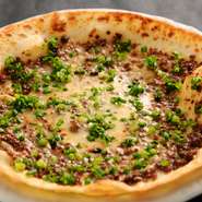 生クリームをベースにしたなめらかなソースに馬肉のそぼろと刻みねぎをトッピング。