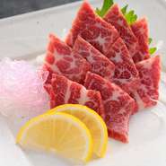 馬肉の中で一番高価なバラ肉(三角芯)のお刺身です。これぞ馬刺し、という一品。