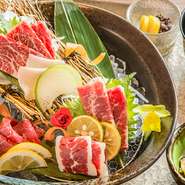 馬刺し5種盛り合わせ、馬そぼろサラダ、ライス、お味噌汁、小鉢