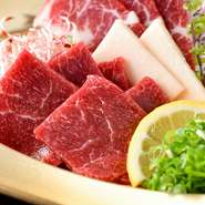 馬刺し3種盛り合わせ、サラダ、ライス、お味噌汁