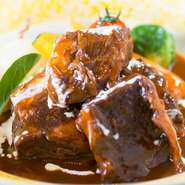 桜肉のシチュー、サラダ、ライス、お味噌汁