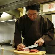 生の状態でお出しすることことがほとんどなので、鮮度を保つため、食品の管理は特に気を付けています。スピードと正確さを両立させながら出来るだけ早くお手元にお届け。盛り付けの美しさも忘れません。