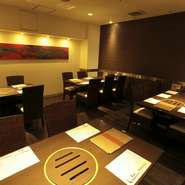 観光客や県外の方など、熊本の郷土料理を楽しみに来られる方が多いです。カウンターや座敷など、1名からグループまで様々なシーンと人数に対応が可能。宴会や団体にもぴったりなコース料理もご用意しています。