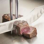 A4以上の宮崎牛のヒレ肉だけを使用。くどくなくて、年配の方でも食べやすいと好評です。厚さが3センチもある鉄の上で肉を焼いているので、温度が安定しています。絶妙な焼き加減で、肉のおいしさを引きだします。