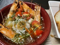 世界最高品質と言われている「天使の海老」とホタテの旨味たっぷり！
フランスパンも一緒に提供しています。オイルと絡めながら、最後までお楽しみいただけます。
