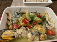  貝の旨味をたっぷりと 味わえるアヒージョです。バケットと一緒にご提供します。
たっぷりとオイルに絡めてお楽しみください。