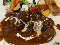 黒毛和牛ほほ肉をデミグラスソースで三日間煮込みました。
トロトロでお肉を柔らかく仕上げています。