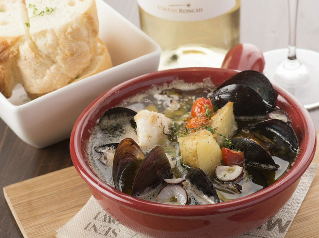 ナムプラーが隠し味の『たことムール貝のアヒージョ』