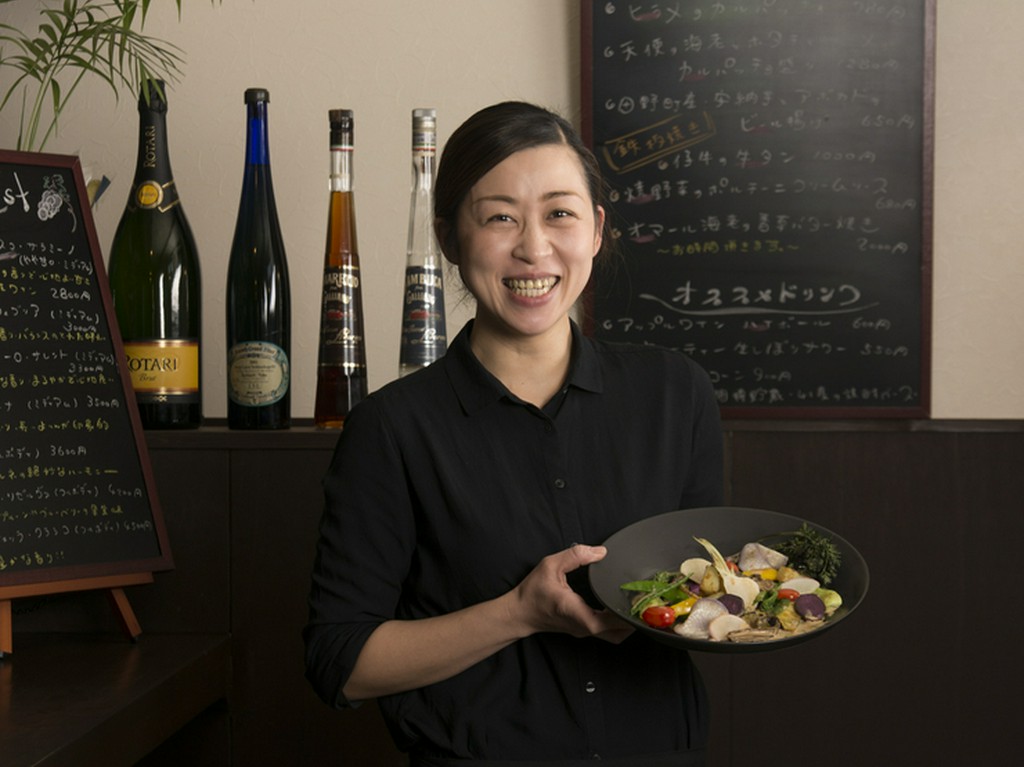 笑顔で対応してくれるシェフ夫妻　料理人との心の距離が近いお店