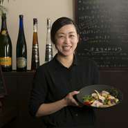 笑顔で対応してくれるシェフ夫妻　料理人との心の距離が近いお店